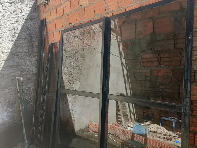 Porta de vidro de correr completa com 2'folhas e parte superior.