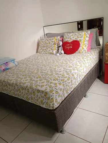 Vendo cama Queen  com cabeceira de madeira e espelho 