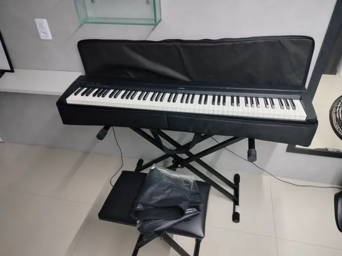 Piano digital Yamaha P45! Acompanha suporte, bag, capa protetora, banco e pedais sustain! 
