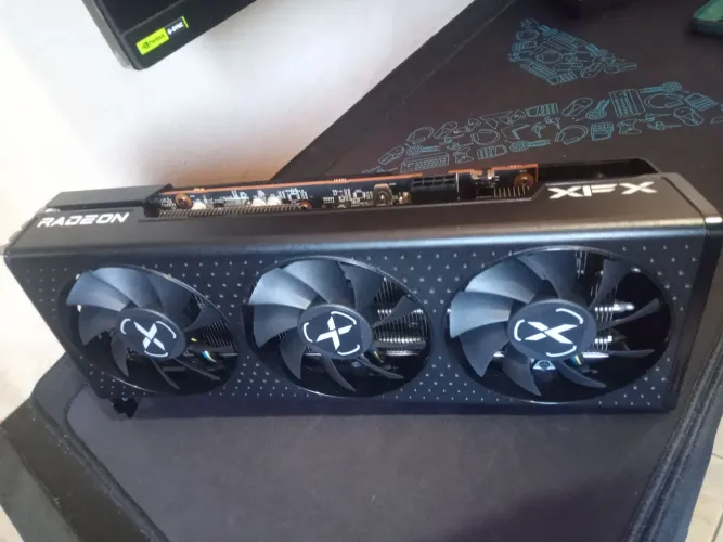 Placa de vídeo RX6650xt triple fan 8Gb