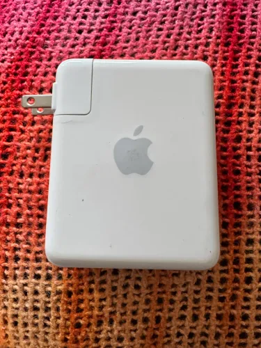 Apple AirPort Express A1264, uma estação base Wi-Fi compacta