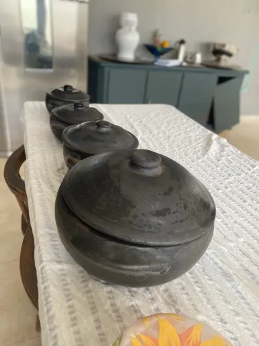 Vendo conjunto de 4 panelas de barro sem uso
