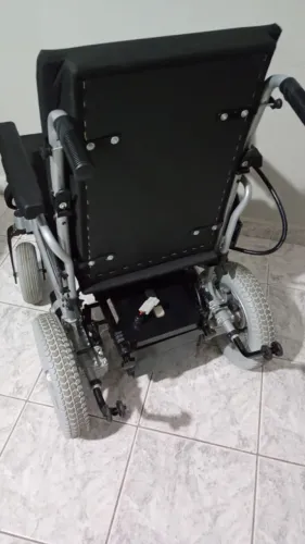 Vendo cadeira de roda motorizada elétrica 