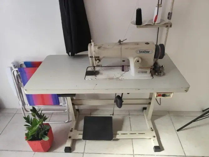 Máquina de costura reta industrial