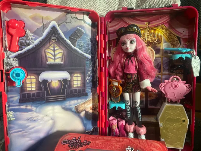 Monster High Cupid Skulltimate Secrets Destination Cabin-slaycation