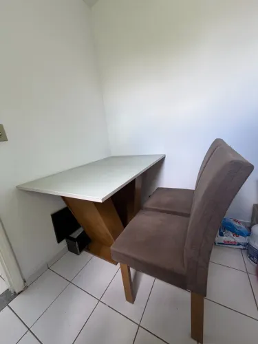 Mesa de Jantar 4 Lugares com 4 Cadeiras Estofadas - Seminova