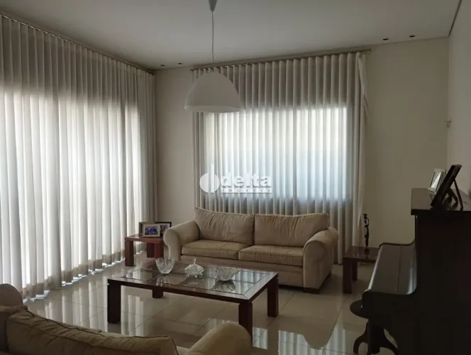 Casa residencial e comercial disponível para venda no bairro Centro em Uberlândia-MG