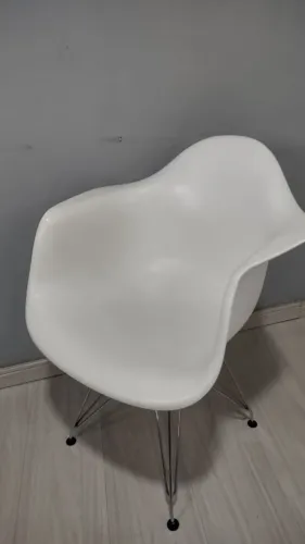 Cadeira Eames Com Braços (Daw) Base Metálica Cromada Branca