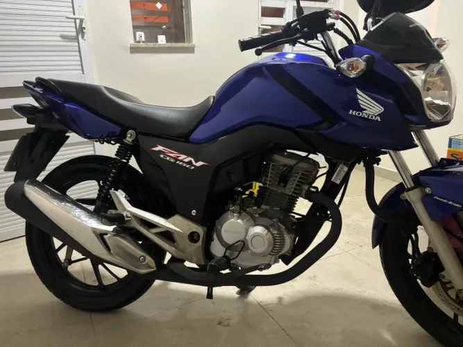 Moto em estado de Nova, sem detalhes.