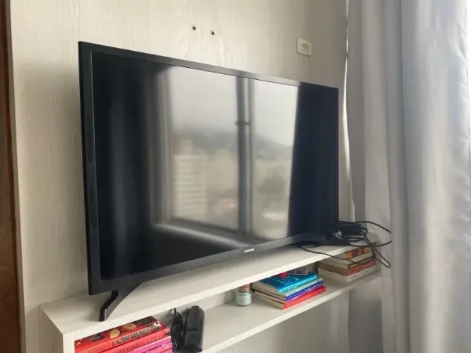 Smart TV/Monitor Samsung 32 Polegadas (modelo UN32J4290AGXZD), Resolução HD