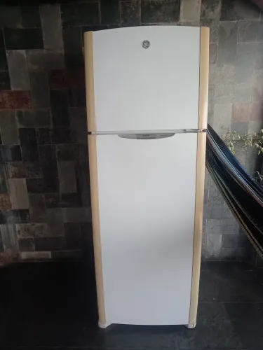 Geladeira GE Frost free 450l motor novo. Detalhes internos não atrapalham o funcionamento