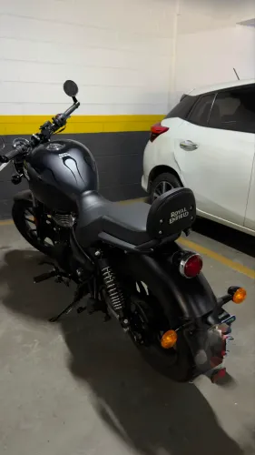 Royal Enfield Meteor 350 Stellar Black já customizada