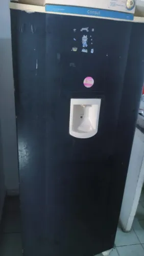 Geladeira em perfeita condição.