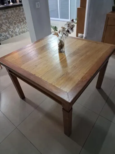 Mesa de jantar quadrada em madeira maciça de demolição