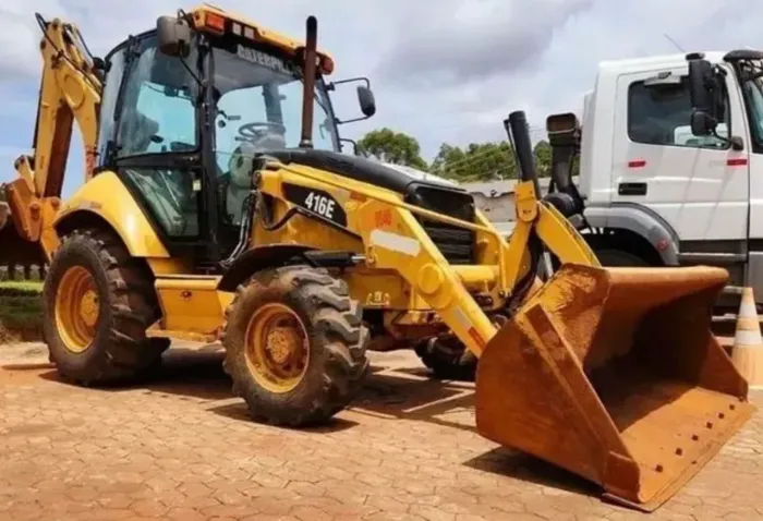 Retroescavadeira CATERPILLAR 2015