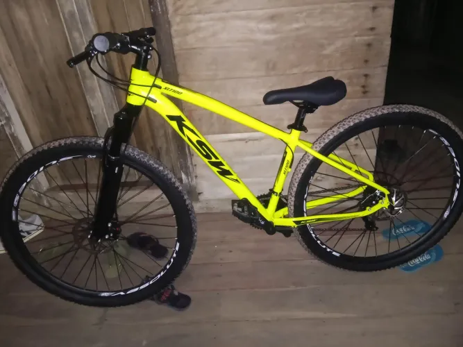 Vende-se uma bicicleta Aro 29 ,sta em bom estado somente três meses de uso.
