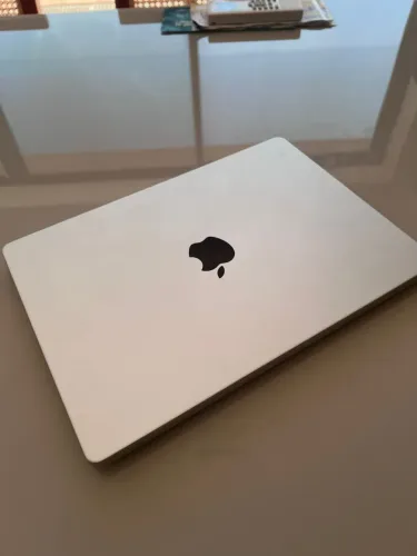 MacBook Pro de 14 polegadas com o chip M3 Pro (geralmente equipado com 18 GB de RAM)