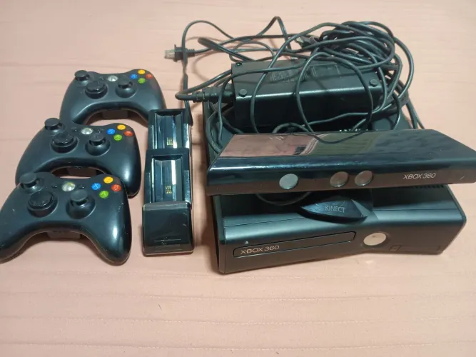 ? Kit Xbox 360 completo + Kinect + 3 controles - 2 consoles