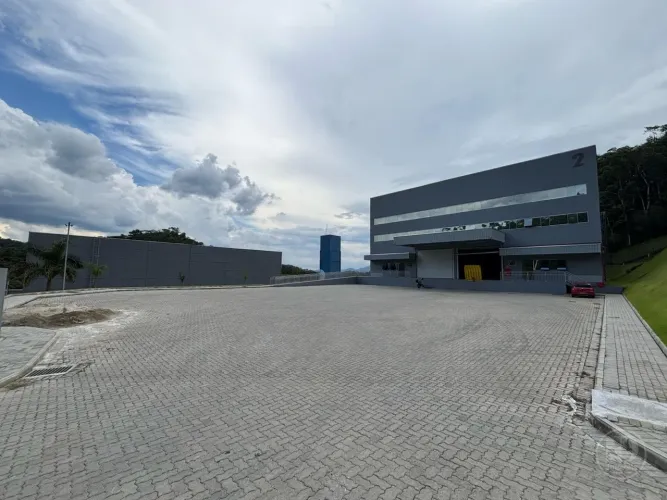 Alugo Amplo Galpão Novo com 1.896m², Cidade de Indaial
