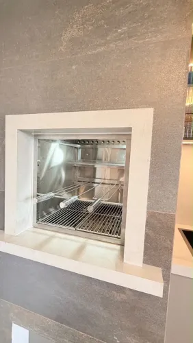 Revestimento Aço Inox com grelhas e espetos.