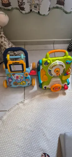 Dois andadores de bebe