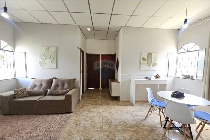 Casa de esquina bem localizada, 2 quartos, com Terreno amplo no Bairro Flores