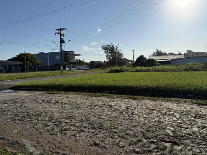 Lindo terreno de esquina em Avenida no Bairro Presidente em Imbé, posição solar frente mar