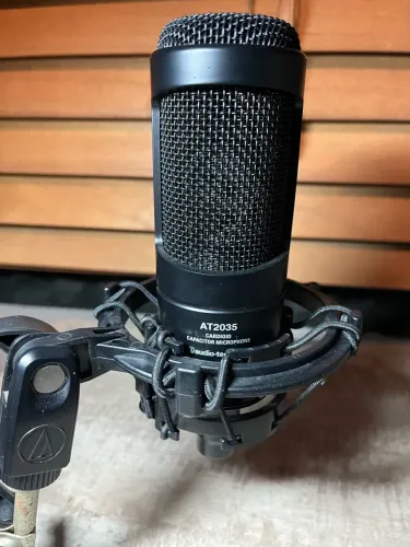 Audio-Technica AT2035 Microfone Condensador Cardioide com Shock Mount 