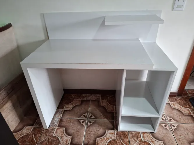 Escrivaninha de computador e estudos
