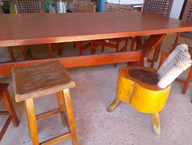 Mesa e cadeiras de madeira