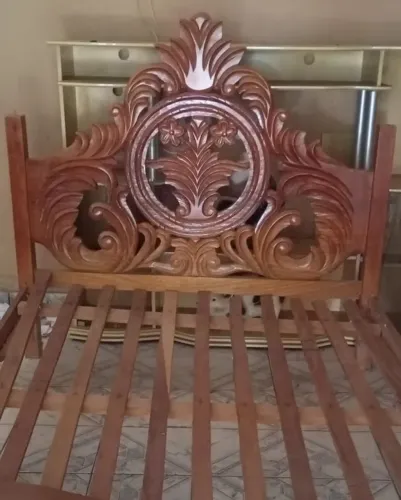 Cama casal de madeira torneadas