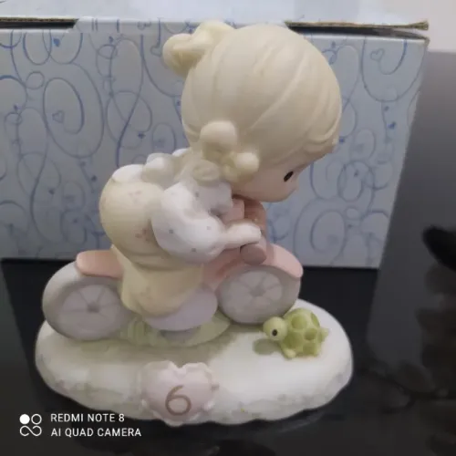Precious Moments Estatueta de Porcelana Bisque Menina Loira 6 Anos com Bicicleta e Tartaru