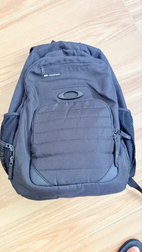 Mochila Oakley muito conserved