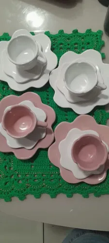 Conjunto xícara forma flor, kit rosa e kit branco, acompanha xícara, pires e prato sobr