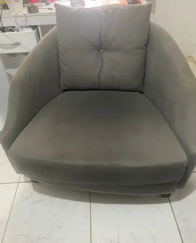 Poltrona espaçosa bem conservada