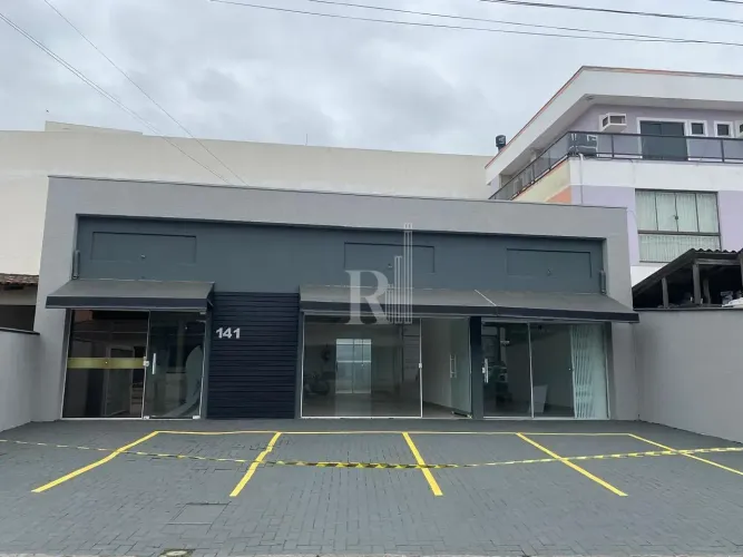 Sala comercial com 61,33m² para locação e venda no Centro de Tijucas em ótima localização