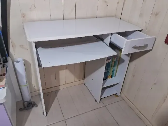Escrivaninha/Mesa pra computador