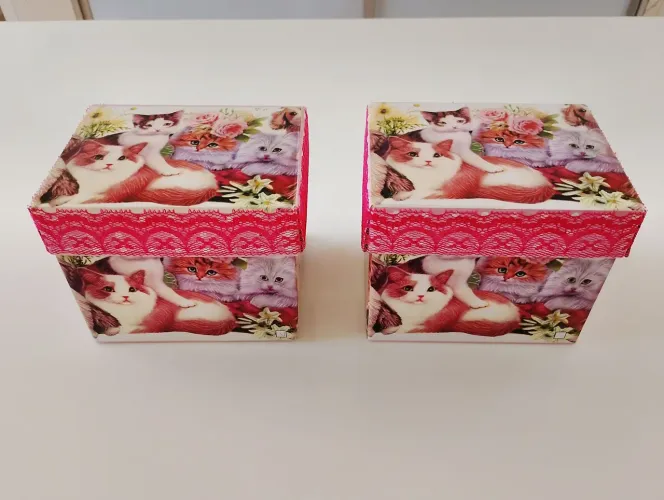 Conjunto c/ 2 caixinhas de papel cartão grosso c/ acabamento couchê e estampa de bichinhos