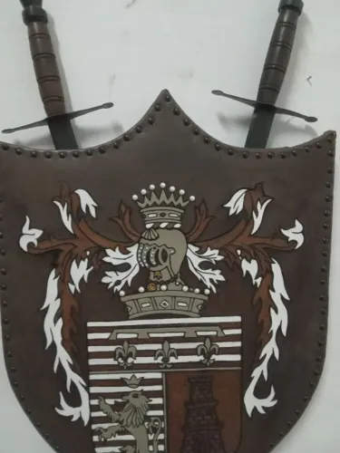 Decoração e Antiguidade: Belo Brasão de Madeira, Couro e Metal aprox 90 x 50