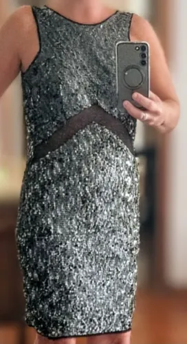 Vestido com lantejoulas e tule