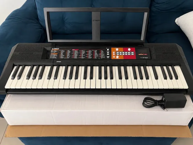 Vendo teclado musical Yamaha PSR-F51 em excelente estado de conservação!