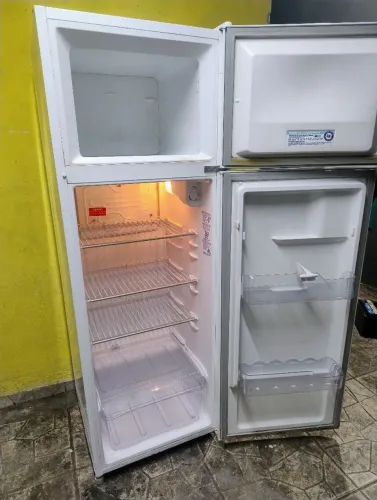 Geladeira 270 litros funcionando