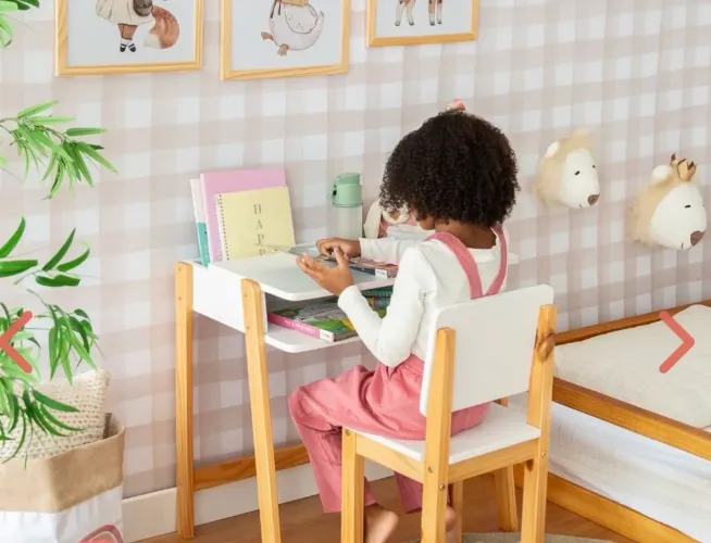 Escrivaninha/ mesa infantil com cadeira