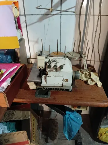 Vendo uma maquina de costura