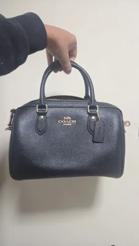 Bolsa Coach Preta com ferragens douradas