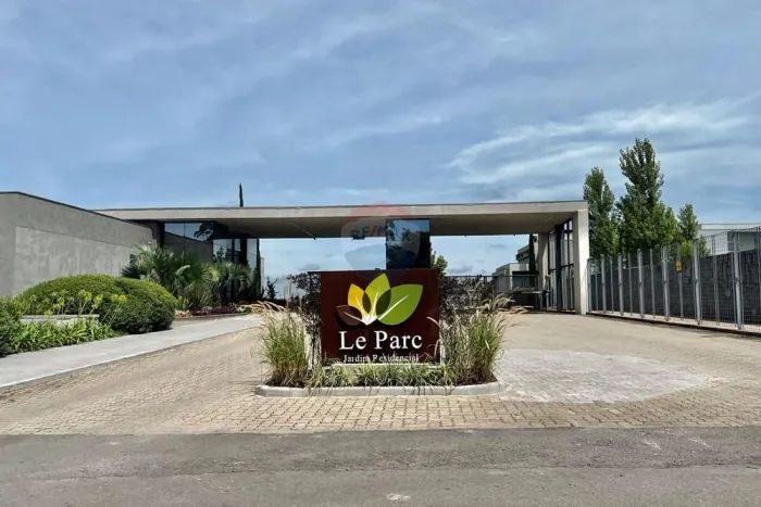 Terreno 442m² privativos no condomínio fechado Le Parc.