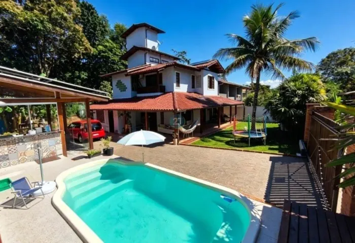 Alugo casa ampla com 04 quartos, 04 vagas de garagem, piscina, em terreno com 500m², entre