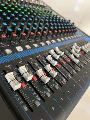 MESA DE SOM YAMAHA + AMPLIFICADOR