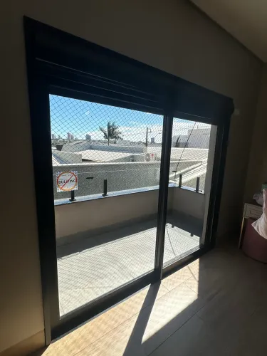 Janela de alumínio 2,10x2,06m com persiana automática