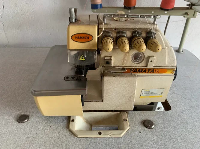 Máquina de costura Interlok YAMATA